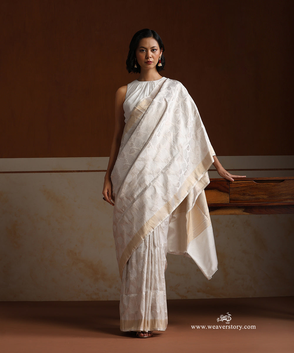 White_Handloom_Pure_Satin_Silk_Banarasi_Tanchoi_Saree_With_Silver_Zari_Piple_Leaf_Motifs_WeaverStory_01