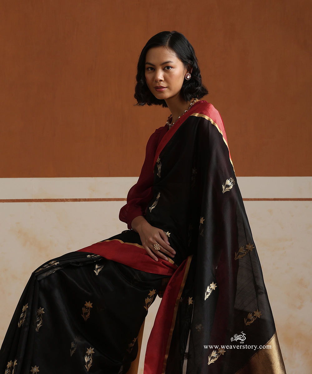 Black_Handloom_Pure_Silk_Chanderi_Saree_With_Tulip_Flower_Motifs_And_Dark_Peach_Mashroo_Border_WeaverStory_01