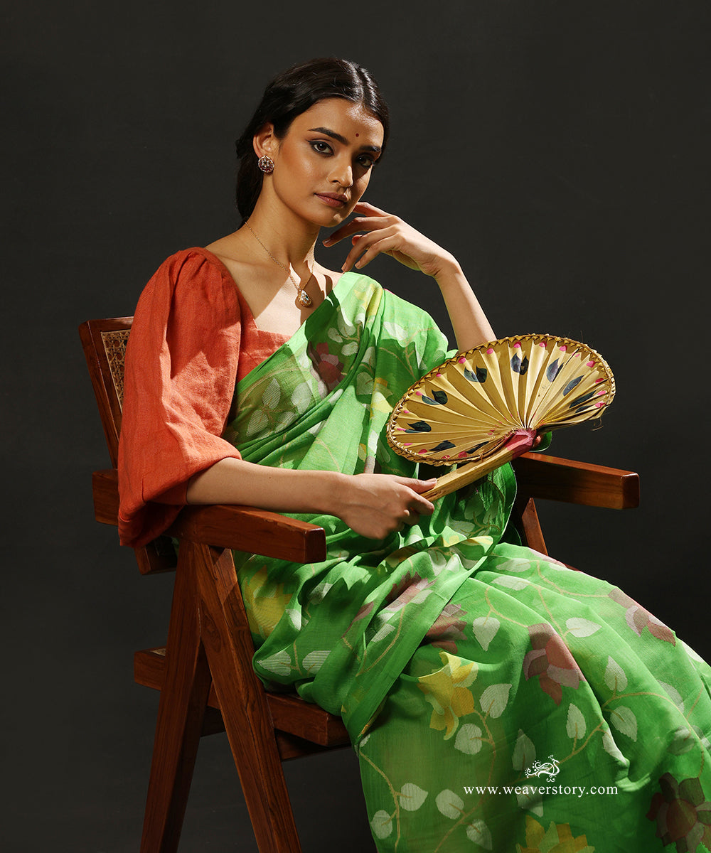 Parrot_Green_Handloom_Pure_Cotton_Dhakai_Jamdani_Saree_With_Allover_Lotus_Jaal_WeaverStory_01