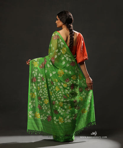 Parrot_Green_Handloom_Pure_Cotton_Dhakai_Jamdani_Saree_With_Allover_Lotus_Jaal_WeaverStory_03