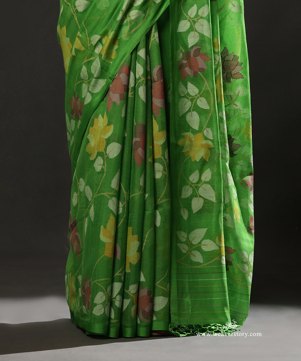 Parrot_Green_Handloom_Pure_Cotton_Dhakai_Jamdani_Saree_With_Allover_Lotus_Jaal_WeaverStory_04