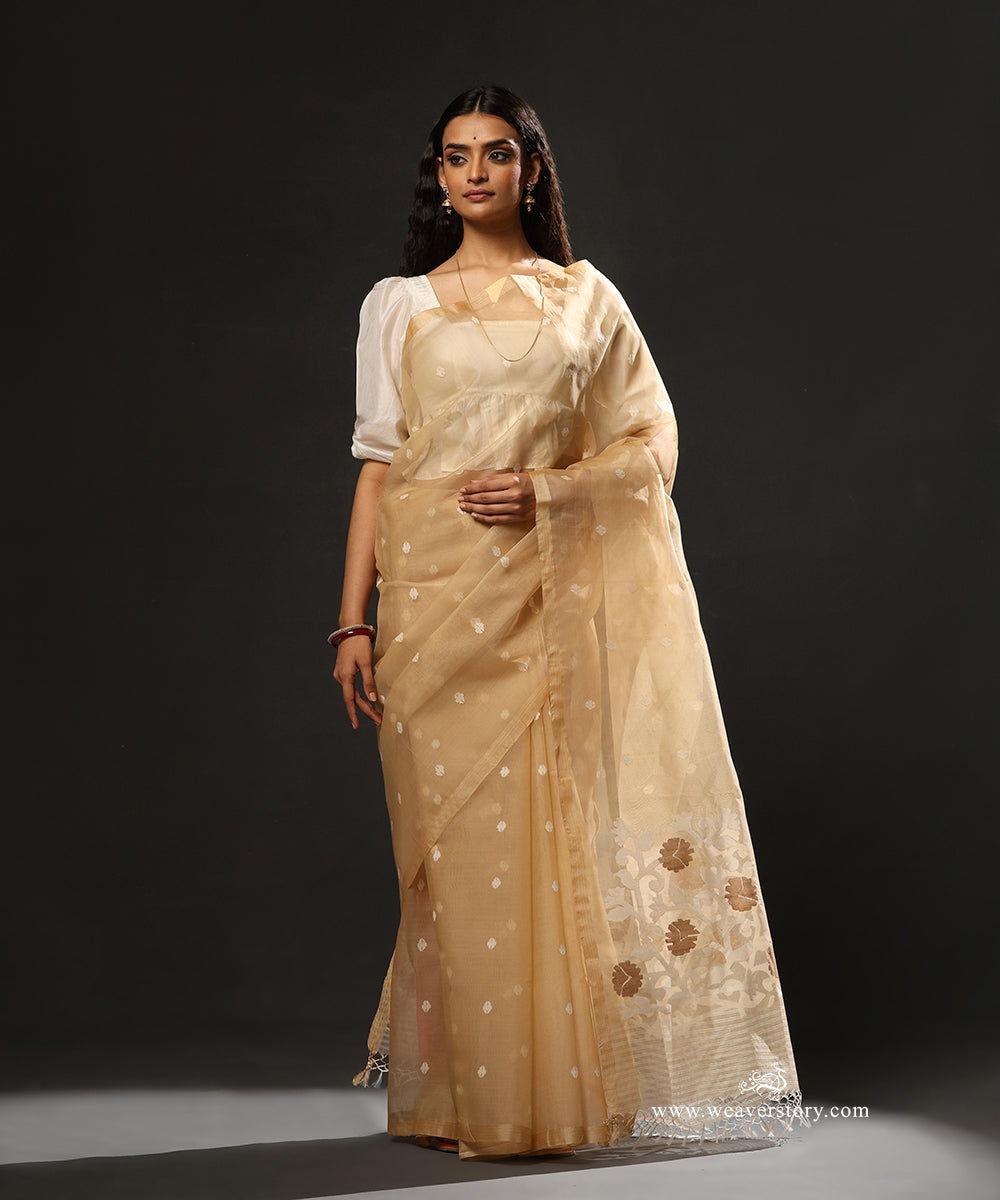 Pearl_Cream_Handloom_Pure_Silk_Muslin_Dhakai_Booti_Jamadani_Saree_With_Flowers_Motifs_On_Pallu_WeaverStory_01