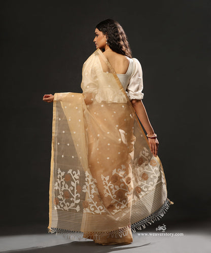 Pearl_Cream_Handloom_Pure_Silk_Muslin_Dhakai_Booti_Jamadani_Saree_With_Flowers_Motifs_On_Pallu_WeaverStory_03