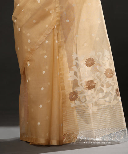 Pearl_Cream_Handloom_Pure_Silk_Muslin_Dhakai_Booti_Jamadani_Saree_With_Flowers_Motifs_On_Pallu_WeaverStory_04