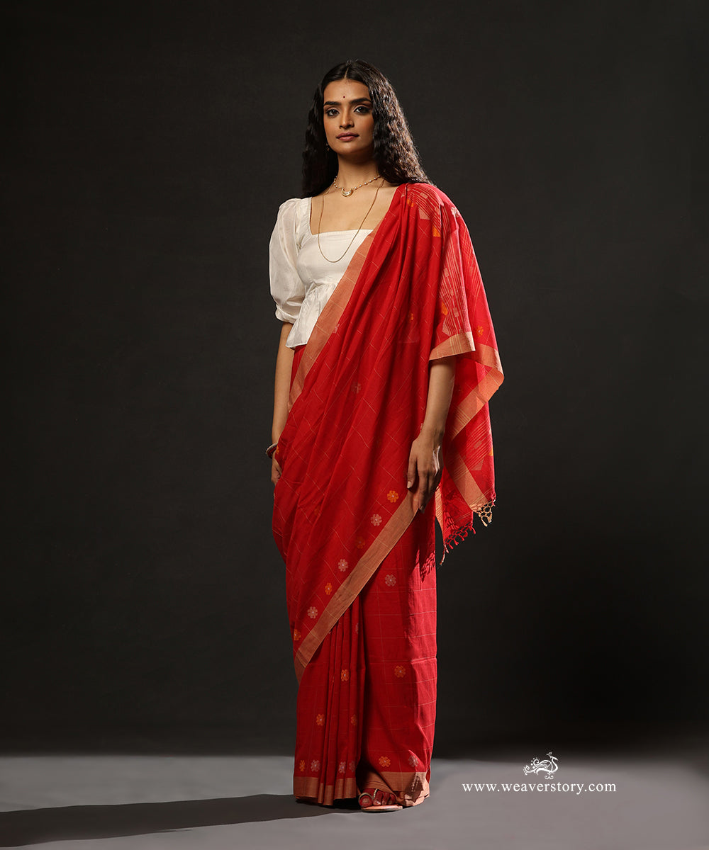 Red_Handloom_Pure_Mulmul_Dhakai_Jamdani_Saree_With_Check_Pattern_And_Flower_Boota_WeaverStory_01