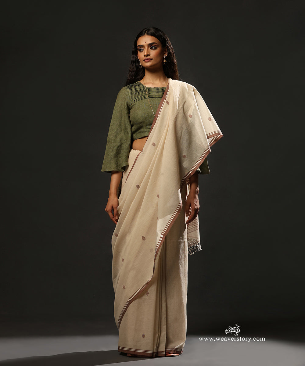 Cream_And_Brown_Handloom_Pure_Mulmul_Dhakai_Jamdani_Saree_With_Small_Tree_Motifs_On_Palla_WeaverStory_01