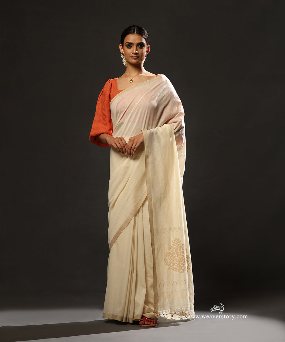 Ivory_Handloom_Pure_Mulmul_Plain_Dhakai_Jamdani_Saree_Saree_With_Rangoli_Motifs_On_Palla_WeaverStory_01