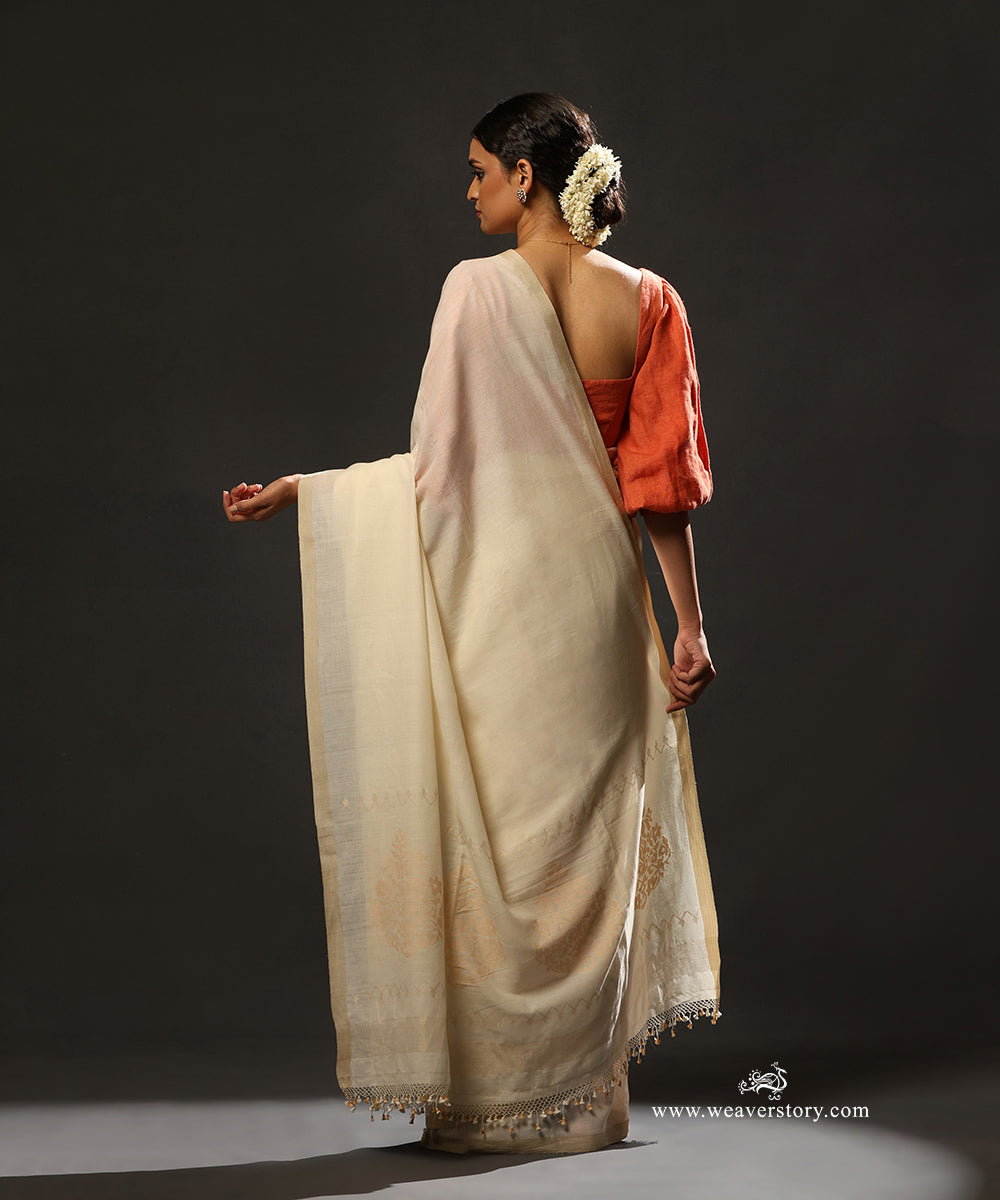 Ivory_Handloom_Pure_Mulmul_Plain_Dhakai_Jamdani_Saree_Saree_With_Rangoli_Motifs_On_Palla_WeaverStory_03