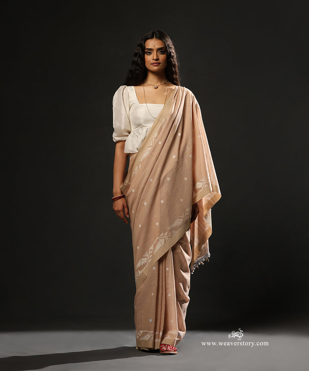 Wheat_Colour_Handloom_Pure_Mulmul_Dhakai_Jamdani_Saree_With_Flower_Bel_WeaverStory_01