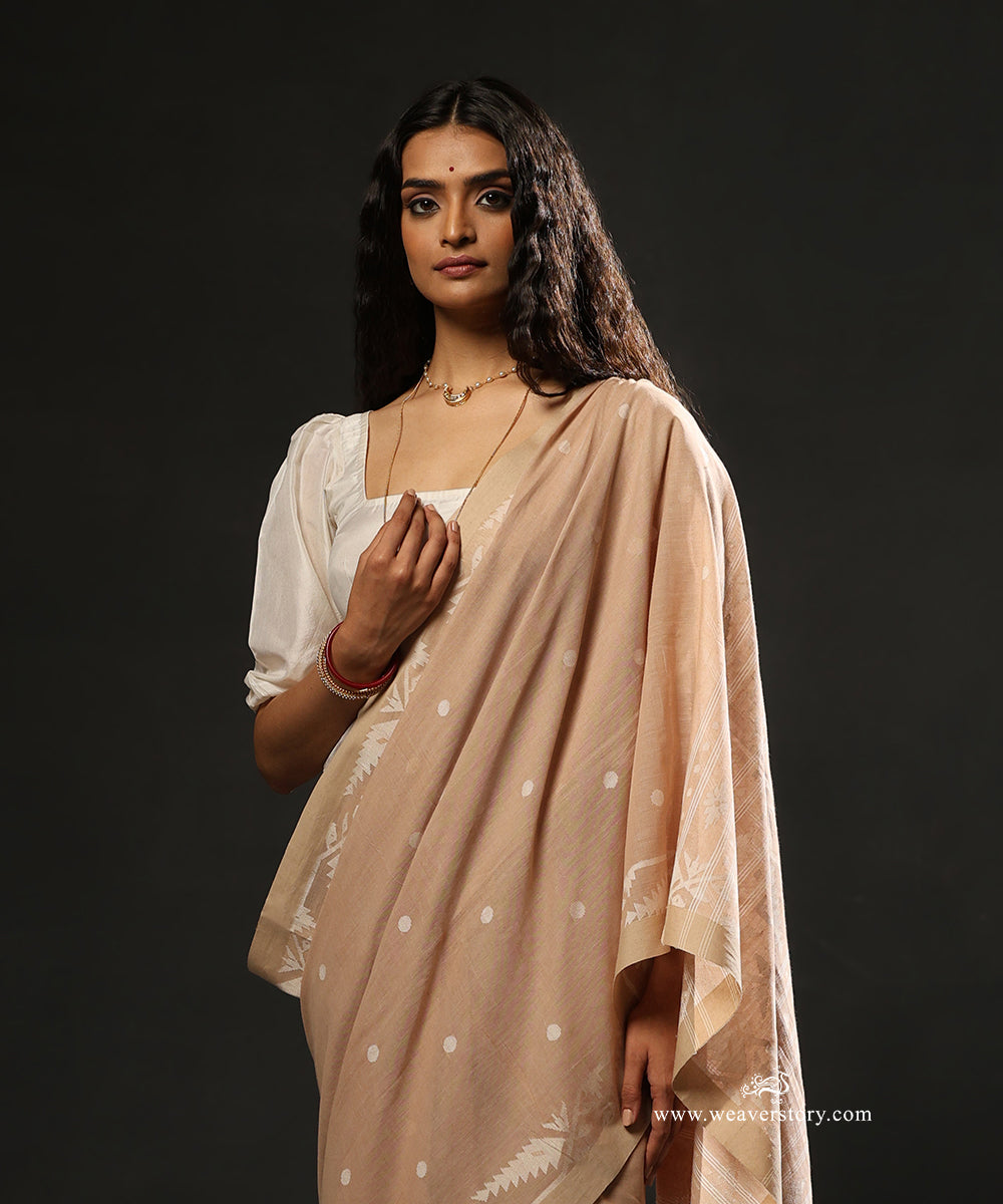Wheat_Colour_Handloom_Pure_Mulmul_Dhakai_Jamdani_Saree_With_Flower_Bel_WeaverStory_02