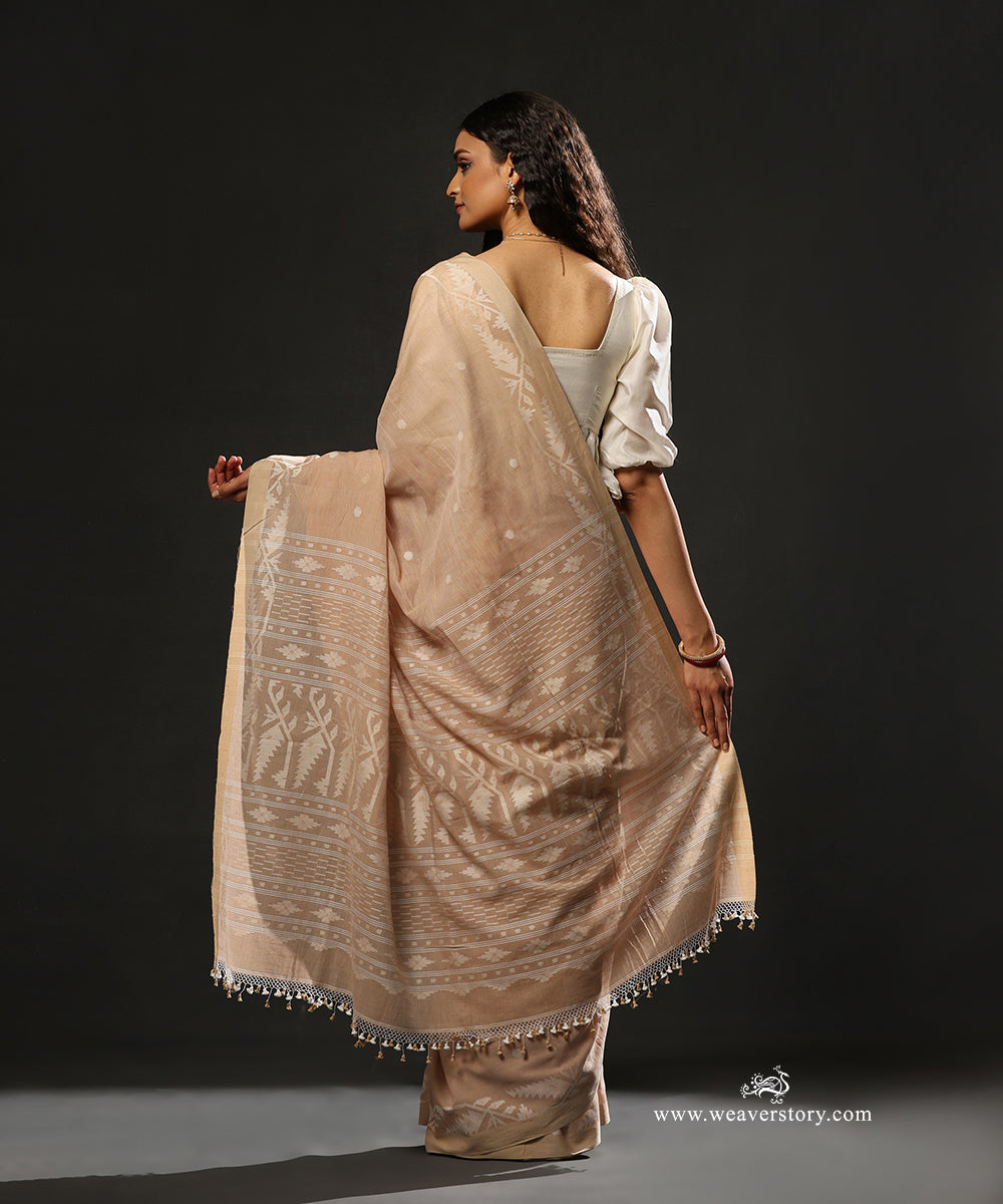 Wheat_Colour_Handloom_Pure_Mulmul_Dhakai_Jamdani_Saree_With_Flower_Bel_WeaverStory_03