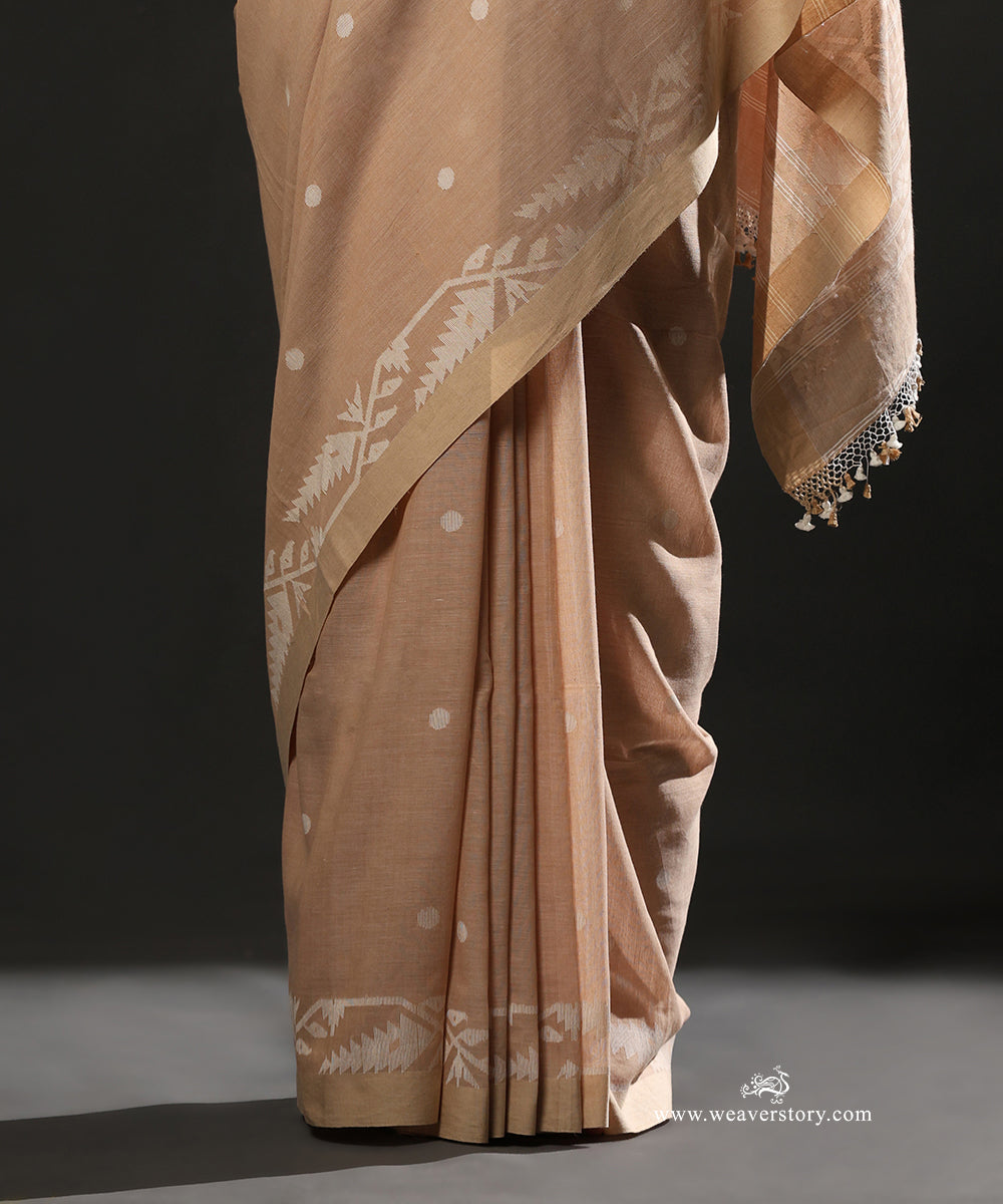 Wheat_Colour_Handloom_Pure_Mulmul_Dhakai_Jamdani_Saree_With_Flower_Bel_WeaverStory_04