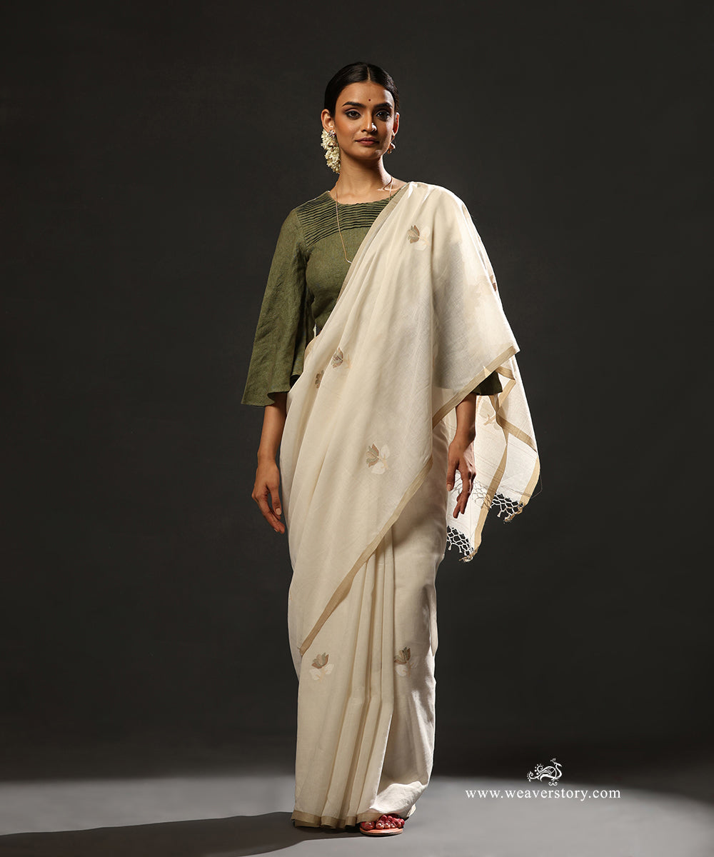 White_Handloom_Pure_Handspun_Dhakai_Jamdani_Saree_With_Lotus_Mofifs_WeaverStory_01