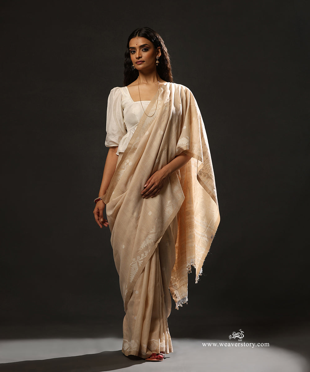 Beige_Handloom_Pure_Tussar_And_Cotton_Dhakai_Jamdani_Saree_With_Flower_Bel_Border_And_Polka_Dots_WeaverStory_01