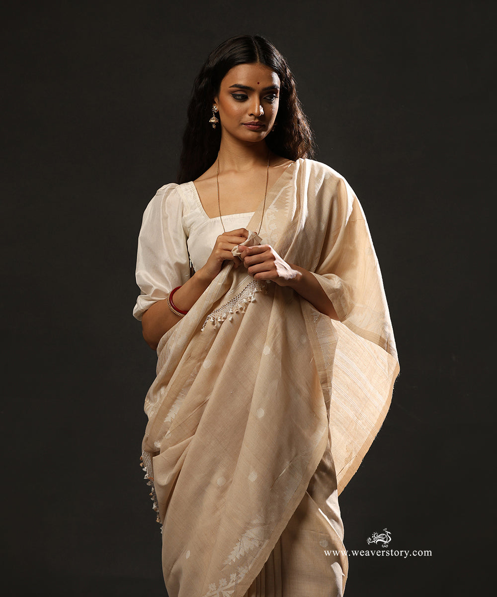 Beige_Handloom_Pure_Tussar_And_Cotton_Dhakai_Jamdani_Saree_With_Flower_Bel_Border_And_Polka_Dots_WeaverStory_02
