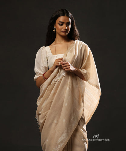 Beige_Handloom_Pure_Tussar_And_Cotton_Dhakai_Jamdani_Saree_With_Flower_Bel_Border_And_Polka_Dots_WeaverStory_02