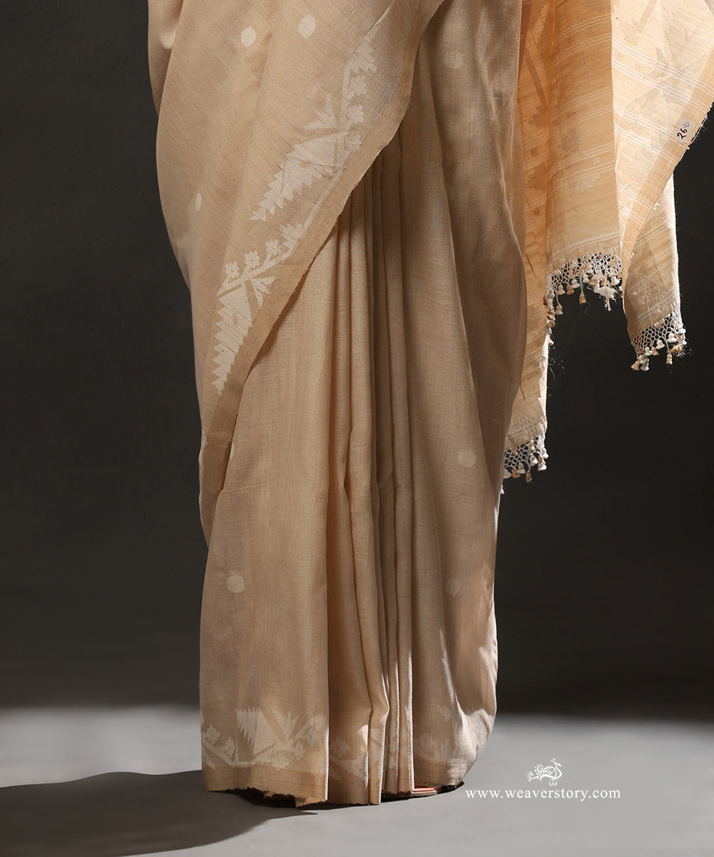 Beige_Handloom_Pure_Tussar_And_Cotton_Dhakai_Jamdani_Saree_With_Flower_Bel_Border_And_Polka_Dots_WeaverStory_04