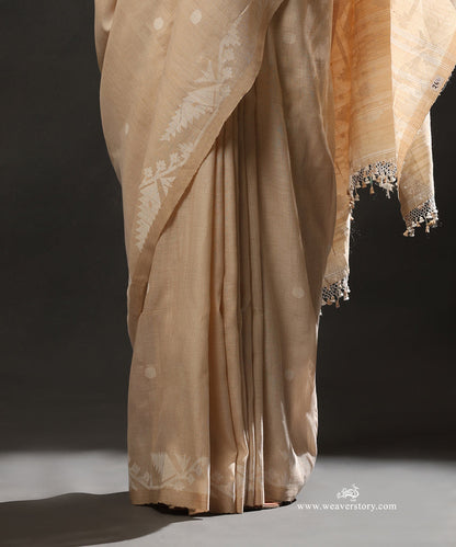 Beige_Handloom_Pure_Tussar_And_Cotton_Dhakai_Jamdani_Saree_With_Flower_Bel_Border_And_Polka_Dots_WeaverStory_04