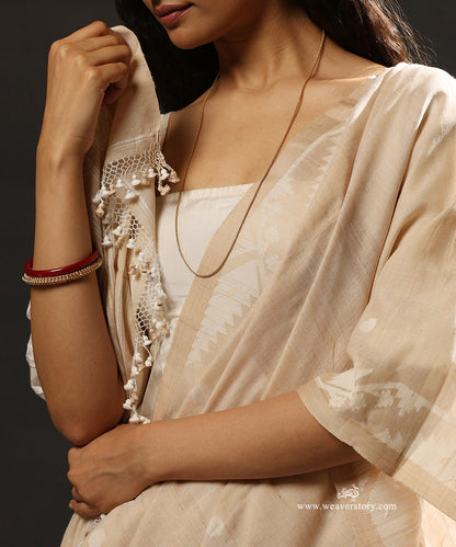Beige_Handloom_Pure_Tussar_And_Cotton_Dhakai_Jamdani_Saree_With_Flower_Bel_Border_And_Polka_Dots_WeaverStory_05