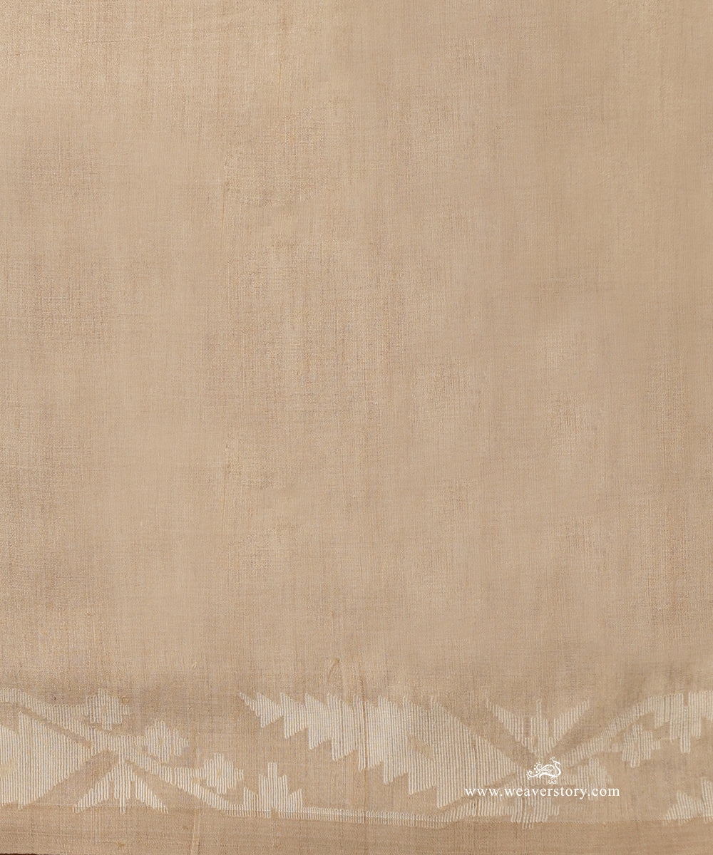 Beige_Handloom_Pure_Tussar_And_Cotton_Dhakai_Jamdani_Saree_With_Flower_Bel_Border_And_Polka_Dots_WeaverStory_06