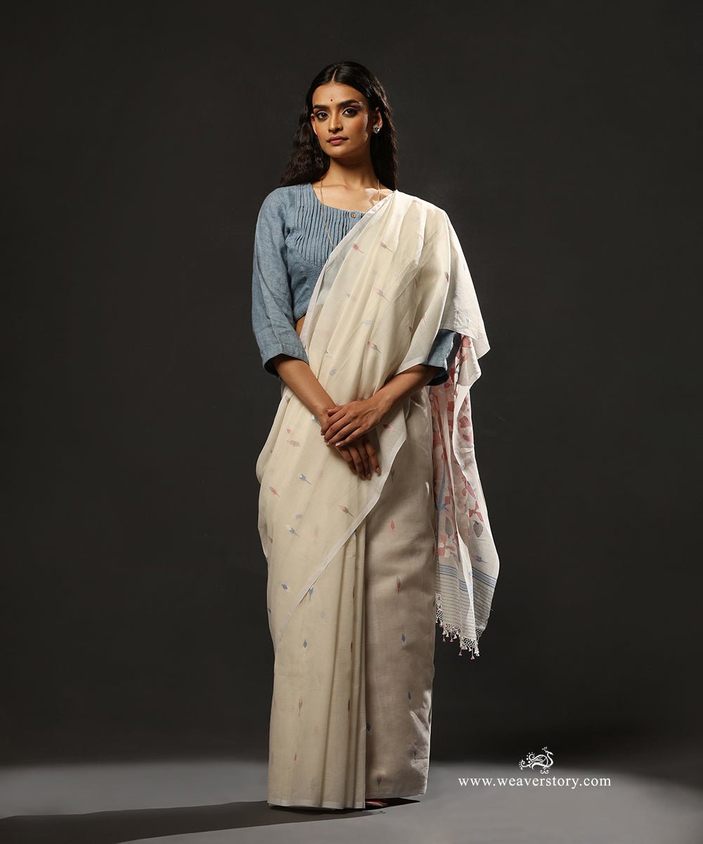 White_Handloom_Pure_Handspun_Cotton_Dhakai_Jamdani_Saree_With_Small_Tulip_Motifs_And_Flower_Palla_WeaverStory_01