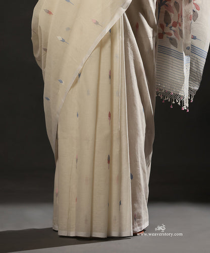 White_Handloom_Pure_Handspun_Cotton_Dhakai_Jamdani_Saree_With_Small_Tulip_Motifs_And_Flower_Palla_WeaverStory_04