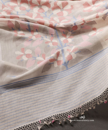White_Handloom_Pure_Handspun_Cotton_Dhakai_Jamdani_Saree_With_Small_Tulip_Motifs_And_Flower_Palla_WeaverStory_05