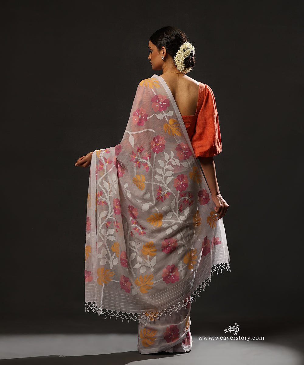 Light_Grey_Handloom_Pure_Handspun_Cotton_Dahkai_Jamdani_Saree_With_Allover_Pink_And_Yellow_Flower_Jaal_WeaverStory_03