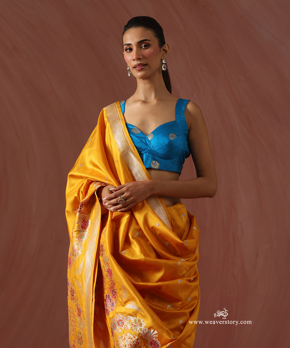Mustard_Handloom_Pure_Katan_Silk_Banarasi_Kadhwa_Saree_With_Meenakari_Floral_Wreath_Motif_Border_WeaverStory_02