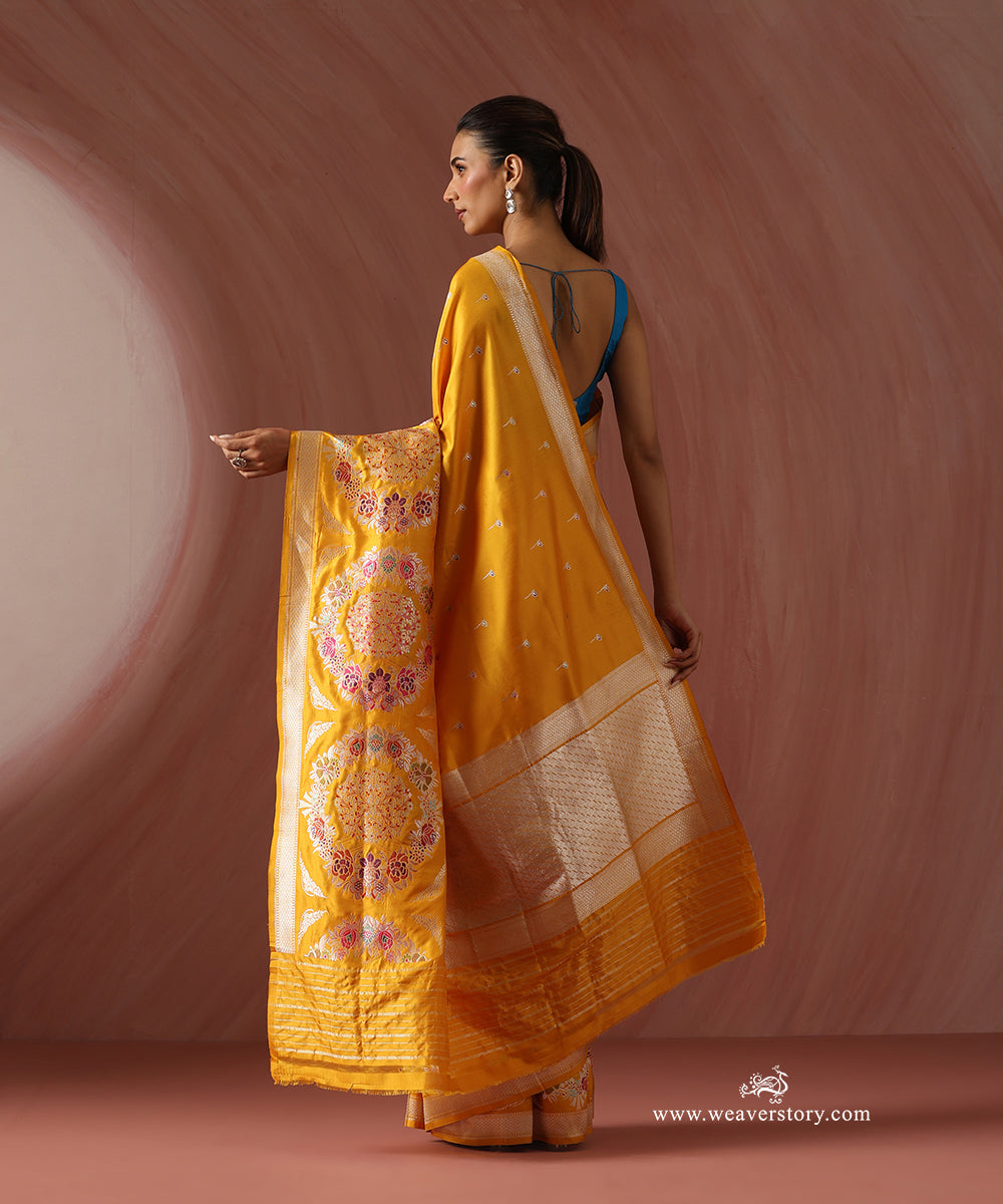 Mustard_Handloom_Pure_Katan_Silk_Banarasi_Kadhwa_Saree_With_Meenakari_Floral_Wreath_Motif_Border_WeaverStory_03