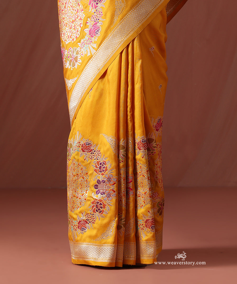 Mustard_Handloom_Pure_Katan_Silk_Banarasi_Kadhwa_Saree_With_Meenakari_Floral_Wreath_Motif_Border_WeaverStory_04