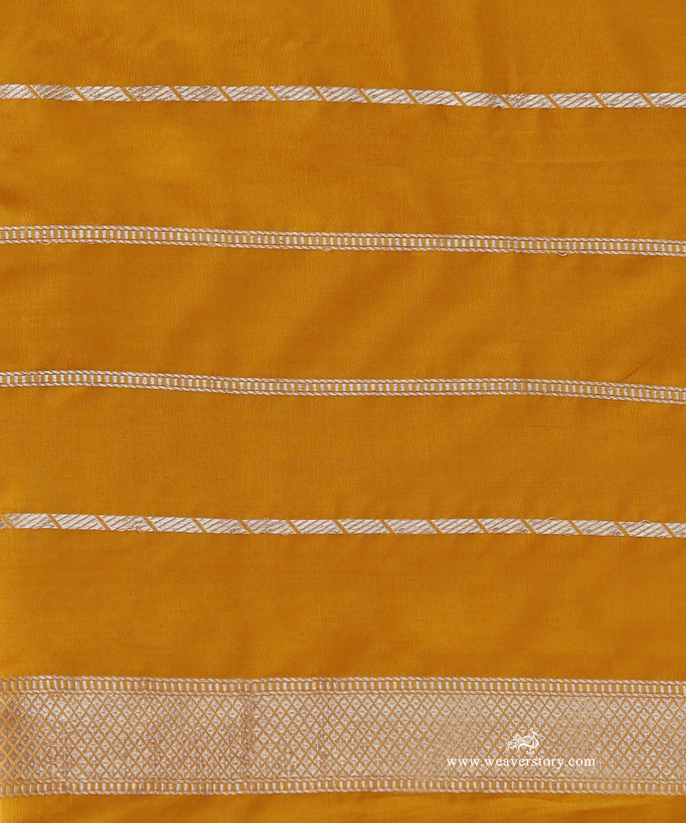 Mustard_Handloom_Pure_Katan_Silk_Banarasi_Kadhwa_Saree_With_Meenakari_Floral_Wreath_Motif_Border_WeaverStory_05