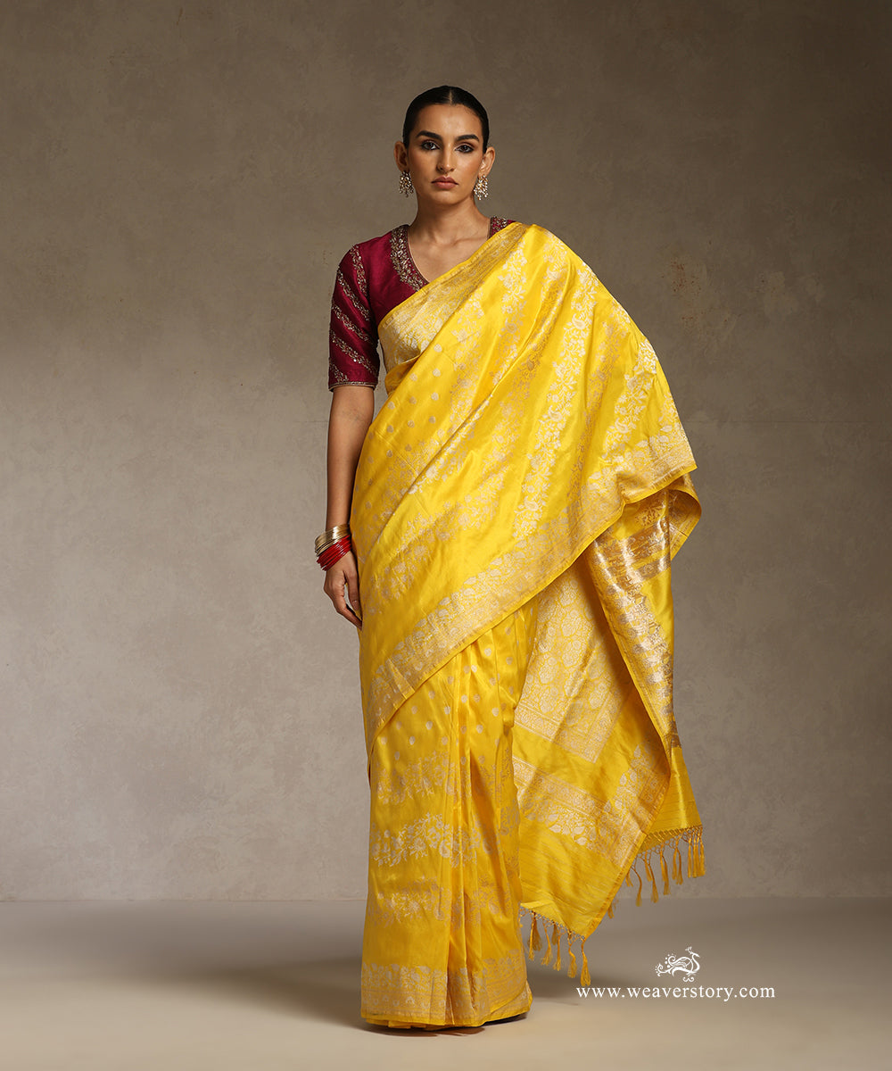Yellow_Handloom_Pure_Katan_Silk_Kadhwa_Banarasi_Saree_With_Gold_Silver_Floral_Aada_Jaal_Open_Border_Saree_WeaverStory_01