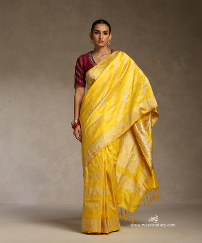 Yellow_Handloom_Pure_Katan_Silk_Kadhwa_Banarasi_Saree_With_Gold_Silver_Floral_Aada_Jaal_Open_Border_Saree_WeaverStory_01