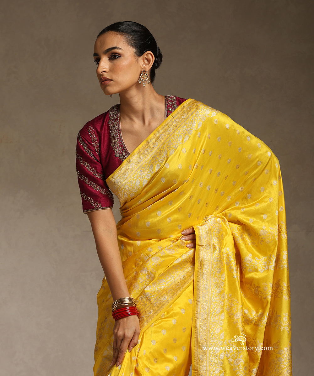 Yellow_Handloom_Pure_Katan_Silk_Kadhwa_Banarasi_Saree_With_Gold_Silver_Floral_Aada_Jaal_Open_Border_Saree_WeaverStory_02