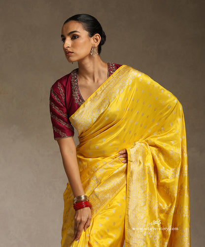 Yellow_Handloom_Pure_Katan_Silk_Kadhwa_Banarasi_Saree_With_Gold_Silver_Floral_Aada_Jaal_Open_Border_Saree_WeaverStory_02
