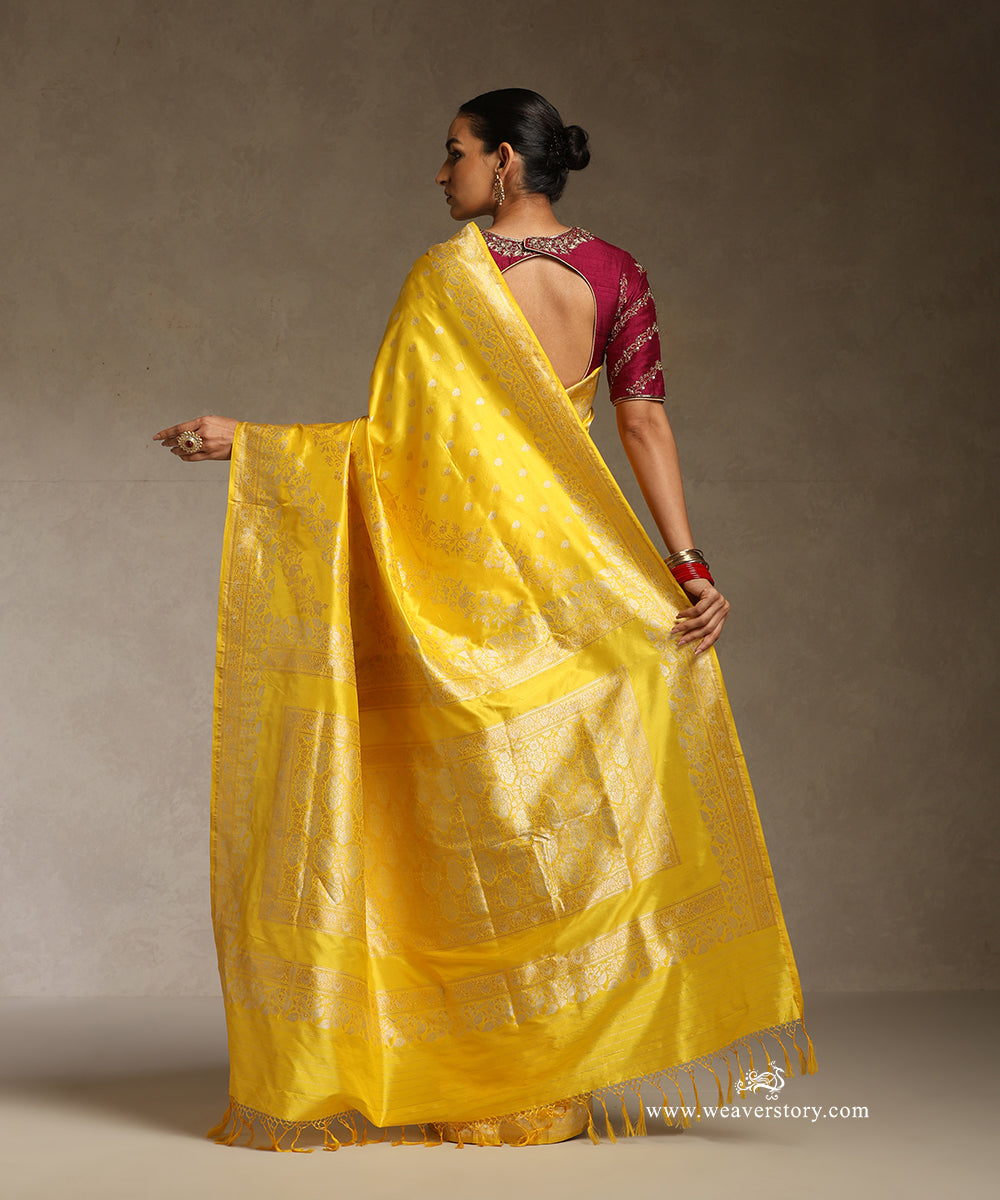 Yellow_Handloom_Pure_Katan_Silk_Kadhwa_Banarasi_Saree_With_Gold_Silver_Floral_Aada_Jaal_Open_Border_Saree_WeaverStory_03