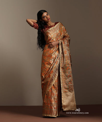 Cream_And_Brown_Handloom_Pure_Katan_Silk_Tanchoi_Jamawar_Saree_With_Allover_Rose_Jall_WeaverStory_01