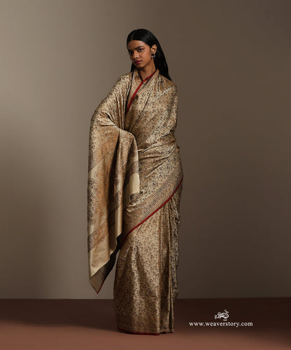 Baige_Handloom_Pure_Katan_Silk_Tanchoi_Jamawar_Saree_With_Allover_Samll_Flower_Jall_And_Paisley_On_Palla_WeaverStory_01