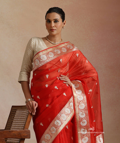 Tomato_Red_Pure_Kora_Silk_Banarasi_Saree_With_Kadhwa_Komal_Booti_And_Guldasta_Motif_On_Pallu_WeaverStory_01