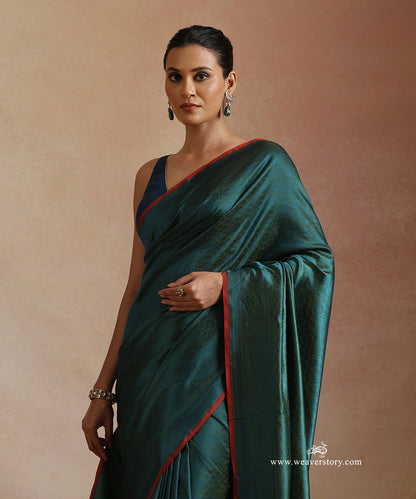 Green_And_Firozi_Handloom_Pure_Katan_Silk_Resham_Tanchoi_Banrasi_Saree_With_Small_Floral_And_Red_Selvedge_WeaverStory_01