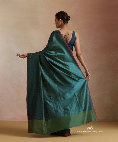 Green_And_Firozi_Handloom_Pure_Katan_Silk_Resham_Tanchoi_Banrasi_Saree_With_Small_Floral_And_Red_Selvedge_WeaverStory_03
