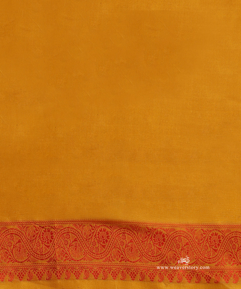 Mustard_And_Red_Handloom_Pure_Katan_Silk_Resham_Tanchoi_Banrasi_Saree_With_Small_Paisley_And_Flower_Aadi_Bel_WeaverStory_05