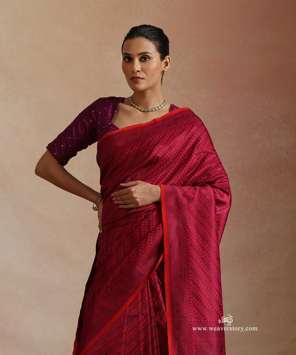 Magenta_And_Blue_Handloom_Pure_Katan_Silk_Resham_Tanchoi_Banrasi_Saree_With_Small_Paisley_And_Flower_Aadi_Bel_WeaverStory_01