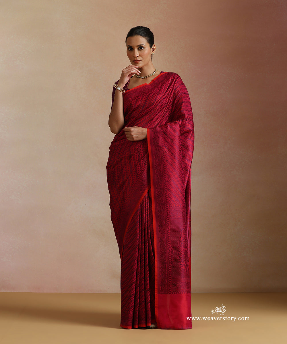 Magenta_And_Blue_Handloom_Pure_Katan_Silk_Resham_Tanchoi_Banrasi_Saree_With_Small_Paisley_And_Flower_Aadi_Bel_WeaverStory_02