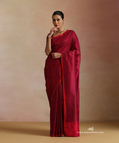 Magenta_And_Blue_Handloom_Pure_Katan_Silk_Resham_Tanchoi_Banrasi_Saree_With_Small_Paisley_And_Flower_Aadi_Bel_WeaverStory_02