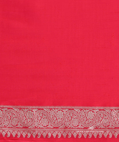 Magenta_And_Blue_Handloom_Pure_Katan_Silk_Resham_Tanchoi_Banrasi_Saree_With_Small_Paisley_And_Flower_Aadi_Bel_WeaverStory_05