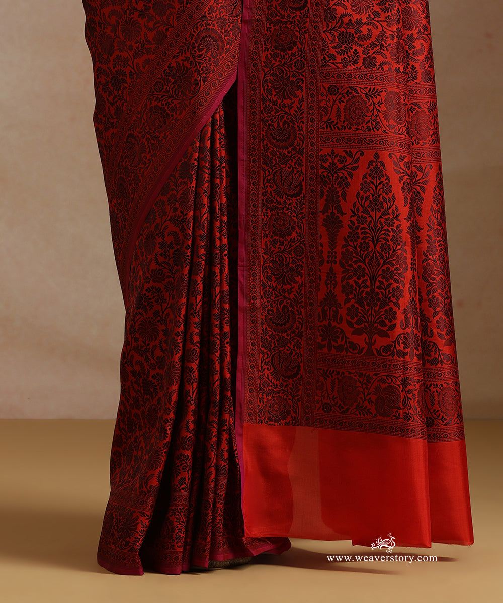 Orange_And_Black_Handloom_Pure_Katan_Silk_Resham_Tanchoi_Banrasi_Saree_With_Flower_Jall_And_Pink_Selvedge_WeaverStory_04