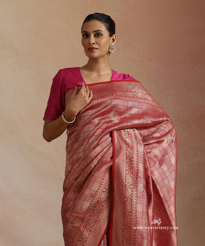 Magenta_Handloom_Pure_Katan_Silk_Kimkhab_Banrasi_Saree_With_Zometric_Pattern_WeaverStory_01
