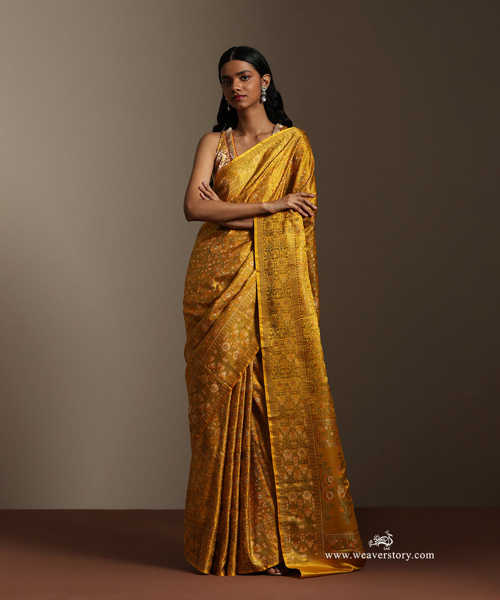 Mustard_Handloom_Pure_Katan_Silk_Tanchoi_Banarasi_Saree_With_Rose_Flower_Jall_WeaverStory_01